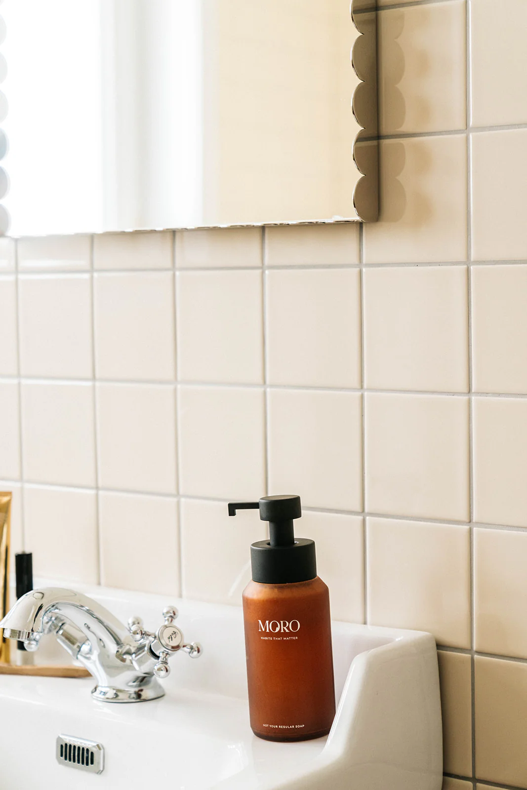 Moro Hand & Body Wash Starterkit | Santal & Violet | Soft sand bottle 250ml + 1 refill 50g
