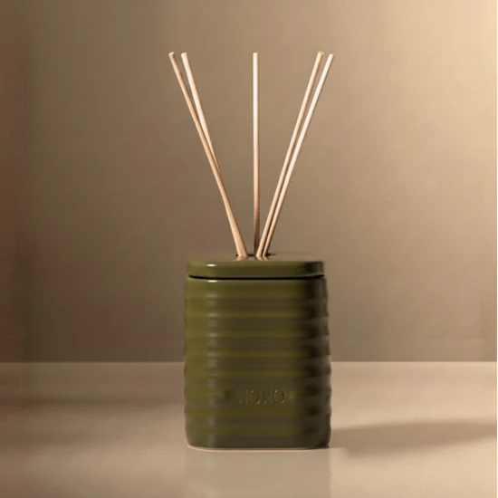 Moro Fragrance Sticks Starterkit | Amber & Musk | Olive green ceramic jar + 1 Refill (200ml) + 6 sticks